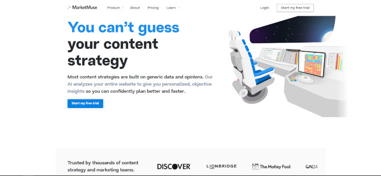 "MarketMuse-Website mit dem Titel 'You can't guess your content strategy' und einem Bild eines Arbeitsplatzes mit einem Stuhl und einem Computer."